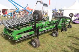 Le constructeur Novaxi a dévoilé une herse étrille équipée de dents indépendantes. La pression exercée sur ces dernières peut aller de 0,2 à 5 kg.