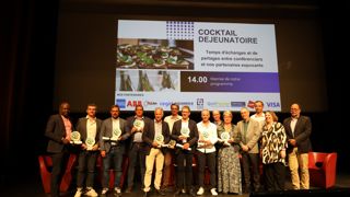 Les dix premières entreprises labellisées QualiPaysage le 8 juin avec leurs trophées durant la Journée de la commande publique organisée par l'Apeca à Paris à la BNF.
