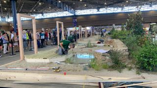 Durant les trois jours de la compétition, le public a été très nombreux à soutenir le moral des jardiniers-paysagistes. Photo : au second jour des épreuves nationales, construction d’un ponton au-dessus d’un bassin, pour un jardin imaginé par le Maître jardinier Franck Serra. Durant les trois jours de la compétition, le public a été très nombreux à soutenir le moral des jardiniers-paysagistes. Photo : au second jour des épreuves nationales, construction d’un ponton au-dessus d’un bassin, pour un jardin imaginé par le Maître jardinier Franck Serra.