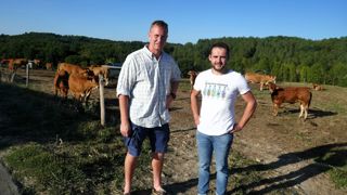 Paul Galinat, éleveur de bovins à viande, a reçu sur sa ferme le 7 septembre 2023 une vingtaine de futurs installés, dont Jean-Baptiste Seegers (à gauche). Paul Galinat, éleveur de bovins à viande, a reçu sur sa ferme le 7 septembre 2023 une vingtaine de futurs installés, dont Jean-Baptiste Seegers (à gauche).