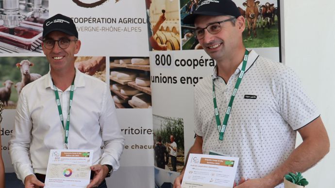 Jérôme Caillé, président de la commission bio de La Coopération agricole, et Sébastien Courtois, administrateur et référent bio de LCA Auvergne-Rhône-Alpes, lors du salon Tech et Bio, mercredi 20 septembre, à Bourg-lès-Valence (Drôme).