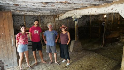 De gauche à droite : Ambre Catala et Léo, qui reprendront prochainement la ferme d'Eric Catala et de sa femme Laurence. La grange continuera d'abriter le troupeau de race aubrac. De gauche à droite : Ambre Catala et Léo, qui reprendront prochainement la ferme d'Eric Catala et de sa femme Laurence. La grange continuera d'abriter le troupeau de race aubrac.