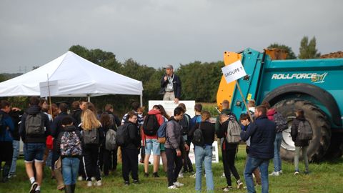 Le 19 septembre 2023 à Canisy dans la Manche, Méca'écoles a mobilisé cent encadrants du réseau Cuma, plus de 30 matériels et 6 hectares pour accueillir les jeunes.