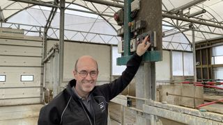 Yves Kermarrec pilote les ouvertures et la lumière à partir d’un tableau de commandes. Les pignons sont fermés par des portes sectionnelles. La partie haute des dômes est ouverte pour favoriser la ventilation. Les entrées de pluie sont minimes. La partie basse est étanche. Devant le portail, on voit un pont-levis. Dans cette position, il permet de garder propre la table d’alimentation. Quand il se lève, il donne accès à la salle de traite située à gauche, prolonge l’aire d’attente et crée un cou Yves Kermarrec pilote les ouvertures et la lumière à partir d’un tableau de commandes. Les pignons sont fermés par des portes sectionnelles. La partie haute des dômes est ouverte pour favoriser la ventilation. Les entrées de pluie sont minimes. La partie basse est étanche. Devant le portail, on voit un pont-levis. Dans cette position, il permet de garder propre la table d’alimentation. Quand il se lève, il donne accès à la salle de traite située à gauche, prolonge l’aire d’attente et crée un cou