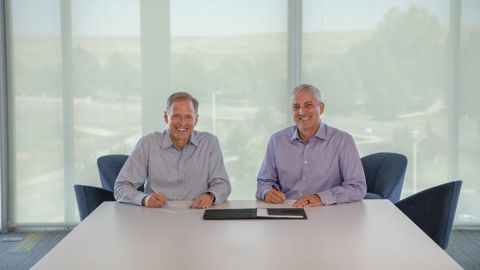 À gauche, le PDG de Trimble : Rob Painter et à droite, celui d’Agco : Eric Hansotia. À gauche, le PDG de Trimble : Rob Painter et à droite, celui d’Agco : Eric Hansotia.