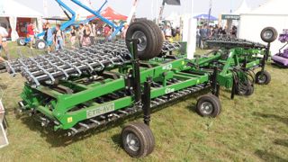 Novaxi propose des herses étrilles mesurant de 1,2 à 15 m. Celle-ci sont munies de dents disposées tous les 2,5 cm.