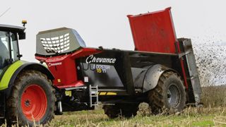 Les épandeurs Booster de Chevance bénéficient d'une faible hauteur de chargement démarrant à 2,35 m. Les épandeurs Booster de Chevance bénéficient d'une faible hauteur de chargement démarrant à 2,35 m.