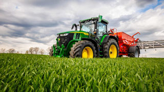 John Deere et Yara viennent de conclure un partenariat pour optimiser les apports d’engrais. John Deere et Yara viennent de conclure un partenariat pour optimiser les apports d’engrais.