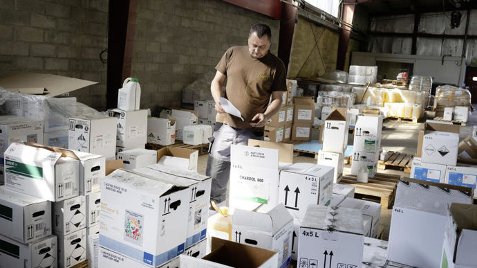 Le timing agace aussi, avec le risque d'achats massifs des agriculteurs avant la fin de l'année, sans tenir compte des disponibilités et des stocks des produits.