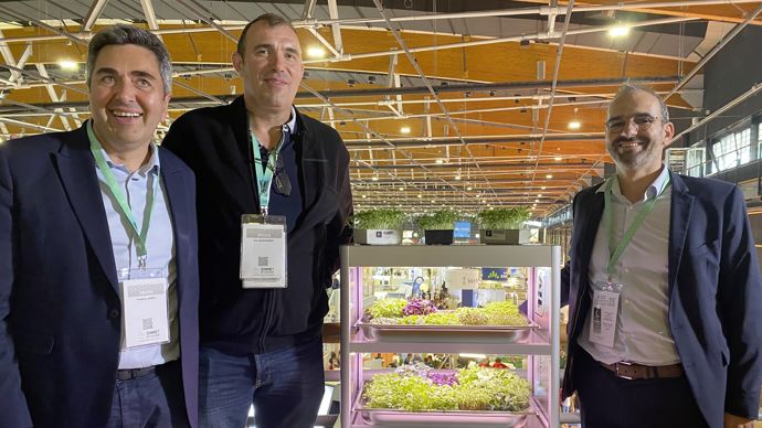 De gauche à droite, Frédéric Jamet, codirecteur général de VIF Systems, Eric Alexandre, adhérent de Limagrain, et Vincent Tardif, directeur stratégie développement nouvelles filières de Limagrain et codirecteur général de VIF Systems, lors de la présentation du projet des deux partenaires, mercredi 4 octobre, au Sommet de l’Elevage.