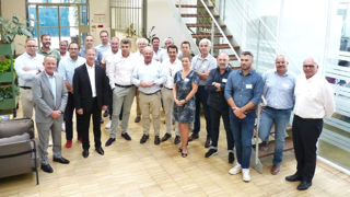 Signature de l’adhésion de l’Unep à la CPME avec les présidents des deux organisations, Laurent Bizot (Unep) et François Asselin (CPME), entourés par des entrepreneurs du paysage.