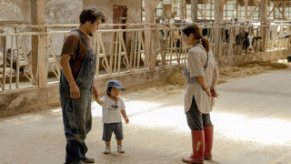 Hikaru Sumikura, 35 ans, gère la ferme fondée par ses parents en 1978. En photo avec son fils et son épouse. Hikaru Sumikura, 35 ans, gère la ferme fondée par ses parents en 1978. En photo avec son fils et son épouse.