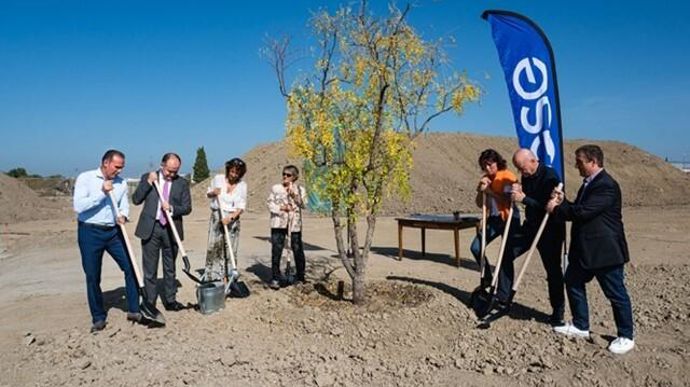 De gauche à droite : Fabrice Plasson, PDG d'Amoéba, Christian Guyard, ancien secrétaire général de la préfecture de Vaucluse, Cathy Fermanian, directrice générale de VPA, Elisabeth Amoros, vice-présidente du département du Vaucluse, Bénédicte Martin, vice-présidente de la Région Sud en charge de l'agriculture, Gérard Daudet, maire de Cavaillon, Roland Paul, président de GSE, ont planté un jujubier, mardi 10 octobre, afin de marquer le démarrage des travaux de l'usine de bicontrôle Usibiam.