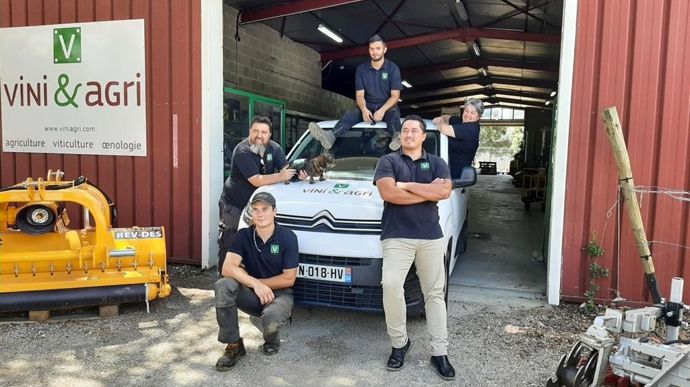 L'équipe de Vini et Agri est composée (de g. à dr.) de Hervé Fauré, cofondateur (avec la chienne mascotte Lilou), Jean-Baptiste, technico-commercial, Teddy, mécanicien, Cyril, qui s'occupe de l'administratif, et Anne Dentroux, cofondatrice.