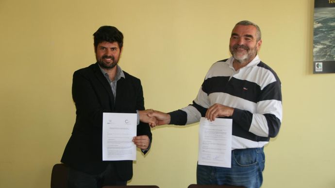 Stéphane Honorat, président de la Coopération Agricole Sud, et Jean-Marc Davin, président du comité régional Vivea Paca, ont signé le renouvellement de leur convention de partenariat, mercredi 18 octobre, à Aix-en-Provence (Bouches-du-Rhône).