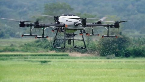Dans le secteur agricole, les drones sont utilisés pour des travaux d’épandage, de semis ou encore de cartographie. Ils embarquent des équipements les rendant très lourds, leur poids pouvant atteindre 70 kg. Dans le secteur agricole, les drones sont utilisés pour des travaux d’épandage, de semis ou encore de cartographie. Ils embarquent des équipements les rendant très lourds, leur poids pouvant atteindre 70 kg.