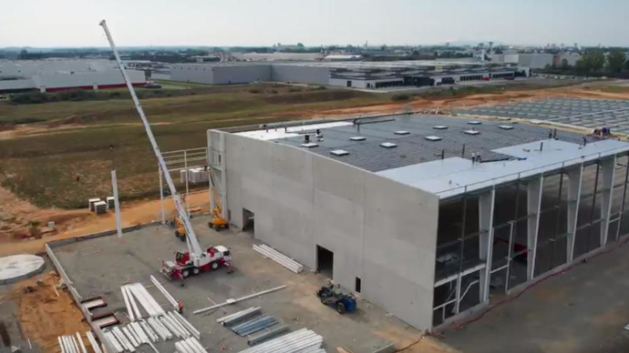 Vicky Foods construit actuellement, sur un site de 14 ha, un bâtiment de 26 000 m², dont 14 500 m² seront dédiés à la production de pain de mie, viennoiserie et pâtisserie industrielles.