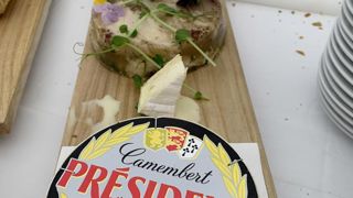 Le groupe Lactalis continue de revendiquer l'origine normande de ses camemberts sur les étiquettes. Le groupe Lactalis continue de revendiquer l'origine normande de ses camemberts sur les étiquettes.