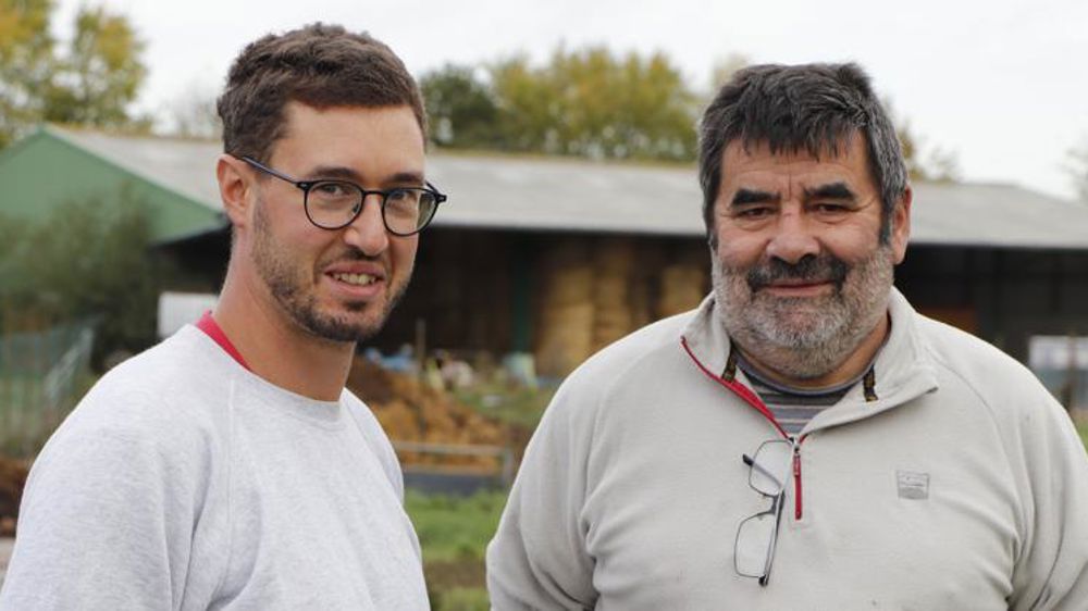 Aurélien Bigarret reprend l’exploitation de Francis Vaudoux, qui devient son salarié pour l’accompagner tout en clarifiant les responsabilités de chacun. © E. Young/GFA