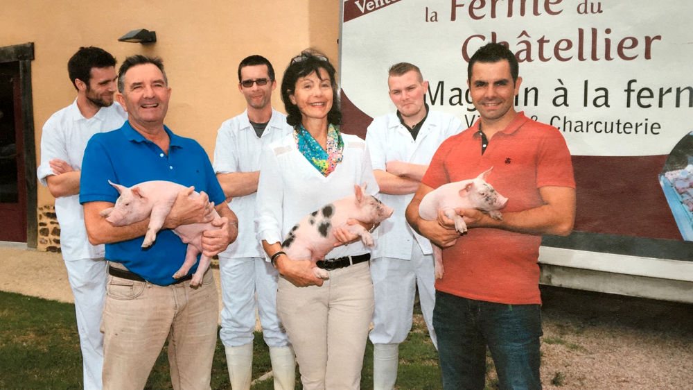 Au premier plan (de gauche à droite) : Jean-Yves, Christine et Jean-Bastien Trubert , avec trois des salariés de l’équipe. © DR
