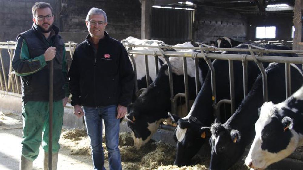Albert Bobineau (à droite), ici avec son salarié Clément Bobin dans sa ferme de Saint-Maurice-des-Noues, préside par alternance le Cossa 85, le « comité d’entreprise » de l’agriculture en Vendée. © E. Young