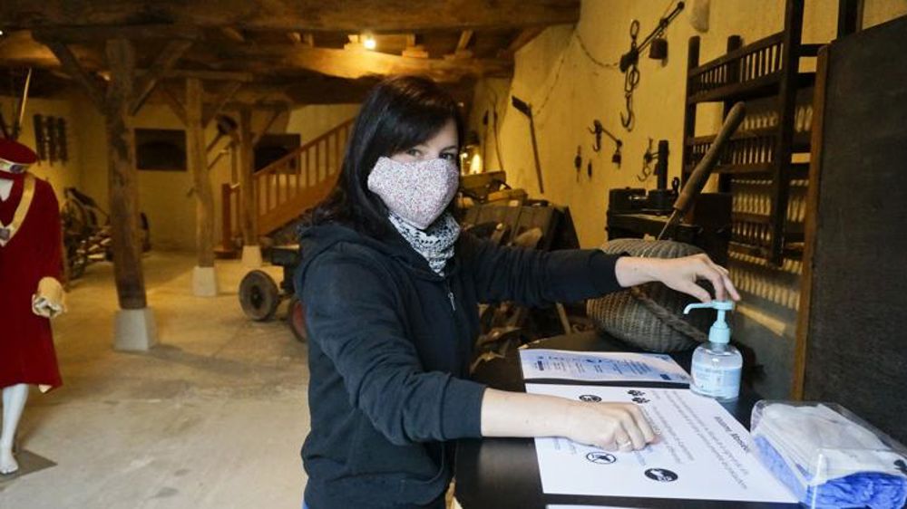 Chloé Hascoet, responsable en oenotourisme, finit de préparer le caveau de la Roche Vineuse (Saône-et-Loire) avec masques, gel hydroalcoolique et consignes sanitaires pour la réouverture au public. © All rights reserved
