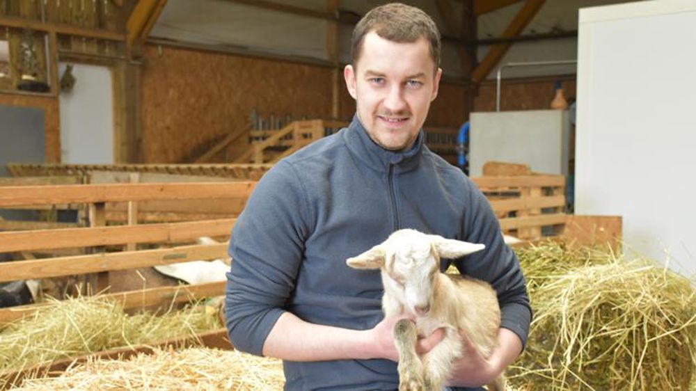 Alors qu’il était son ancien salarié, Jérémy Julien a embauché l’ancienne fromagère, Anne-Marie. Cela a rassuré les banques lors de son installation. © Aude Richard