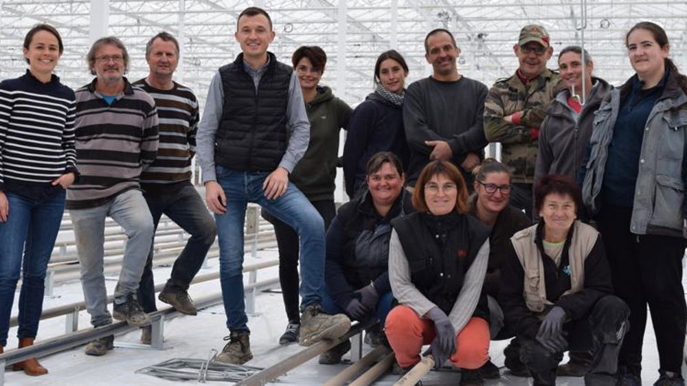 Le 25 octobre, la première équipe d’ouvriers serristes a pris ses fonctions. Ici aux côtés de Nicolas Dreux (au milieu) et de Mélanie Lihoreau (à gauche), elle est chargée d’aménager les serres qui entreront en production à la fin de décembre. © Anne Mabire