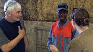 L’agriculteur Serge Chiappa, Kekouta Dembélé et Cristelle Catherineau du CFA de La Réole en pleine discussion © I.L./GFA L’agriculteur Serge Chiappa, Kekouta Dembélé et Cristelle Catherineau du CFA de La Réole en pleine discussion © I.L./GFA