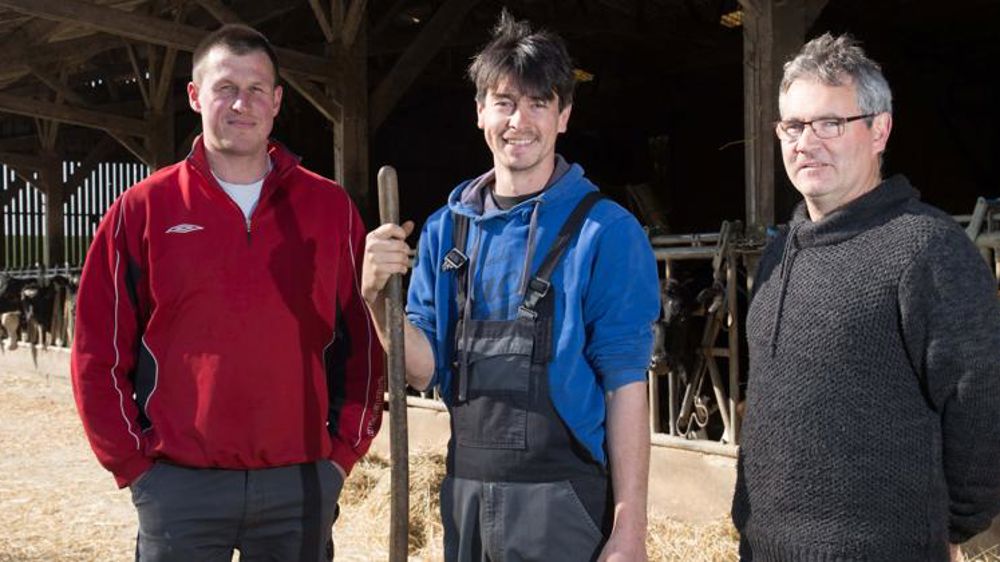L’éleveur,  Benoît Fouillet, Marlon, le salarié du groupement  d’employeurs  depuis septembre 2018, et Bertrand Deforge, exploitant à Bourgon, en  Mayenne. © Sébastien Champion