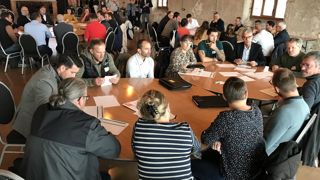 Les participants à la rencontre régionale annuelle école-entreprise ont convenu d’une opération Parlons Paysage 2024 durant laquelle les formateurs seront accueillis pendant une journée dans une entreprise de leur choix. Les participants à la rencontre régionale annuelle école-entreprise ont convenu d’une opération Parlons Paysage 2024 durant laquelle les formateurs seront accueillis pendant une journée dans une entreprise de leur choix.