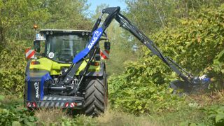 En présentation, une version de l'E-Cobra reconnaissable avec sa couleur bleue.