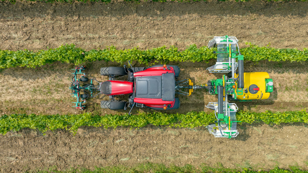 Un Valtra G5 adapté pour passer entre les rangs de vigne Un Valtra G5 adapté pour passer entre les rangs de vigne