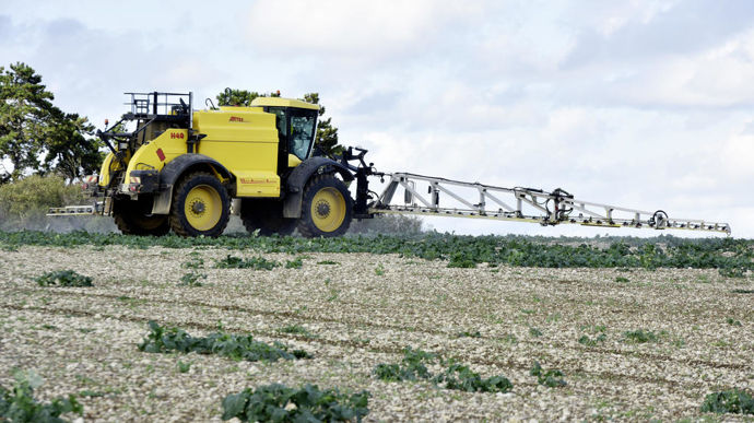 Avec cette nouvelle stratégie Ecophyto 2030, révélée lundi 30 octobre, l’État réaffirme son ambition de réduire de 50 % l’utilisation des produits phytopharmaceutiques à l’horizon 2030 par rapport à la période 2015-2017.