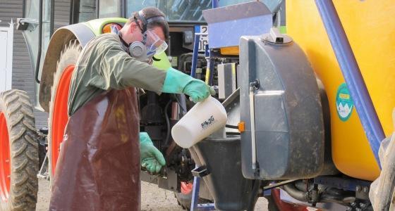 Le port d'un masque adapté protège les voies respiratoires.