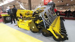 Bednar expose un combiné de semis avec une herse rotative à Agritechnica 2023.