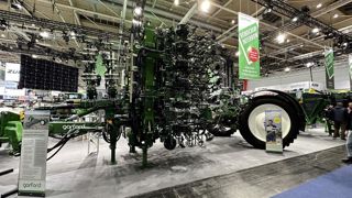 Garford a présenté une bineuse semi-portée adaptée aux très gros chantiers. Garford a présenté une bineuse semi-portée adaptée aux très gros chantiers.