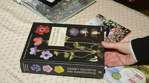 L'Encyclopédie des plantes libres, un bel et riche ouvrage de plus de 920 pages qui a reçu le Prix « Coup de cœur » du jury Saint-Fiacre. L'Encyclopédie des plantes libres, un bel et riche ouvrage de plus de 920 pages qui a reçu le Prix « Coup de cœur » du jury Saint-Fiacre.