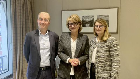 Jean-François Ducret, président de la section biostimulants de l'Unifa, Delphine Guey, présidente, et Florence Nys, déléguée générale, lors de la conférence annuelle de l'organisation, jeudi 16 novembre à Paris.