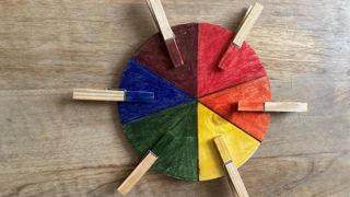 L’apprentissage des couleurs par l'enfant peut se faire de manière ludique grâce à une roue fabriquée maison.