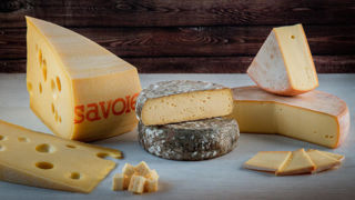 L'Emmental, la Tomme et la Raclette de Savoie ont fait évoluer leur cahier des charges pour passer d'IGP en AOP. L'Emmental, la Tomme et la Raclette de Savoie ont fait évoluer leur cahier des charges pour passer d'IGP en AOP.