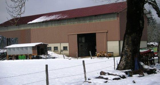 Bâtiments de fermes sous la neige