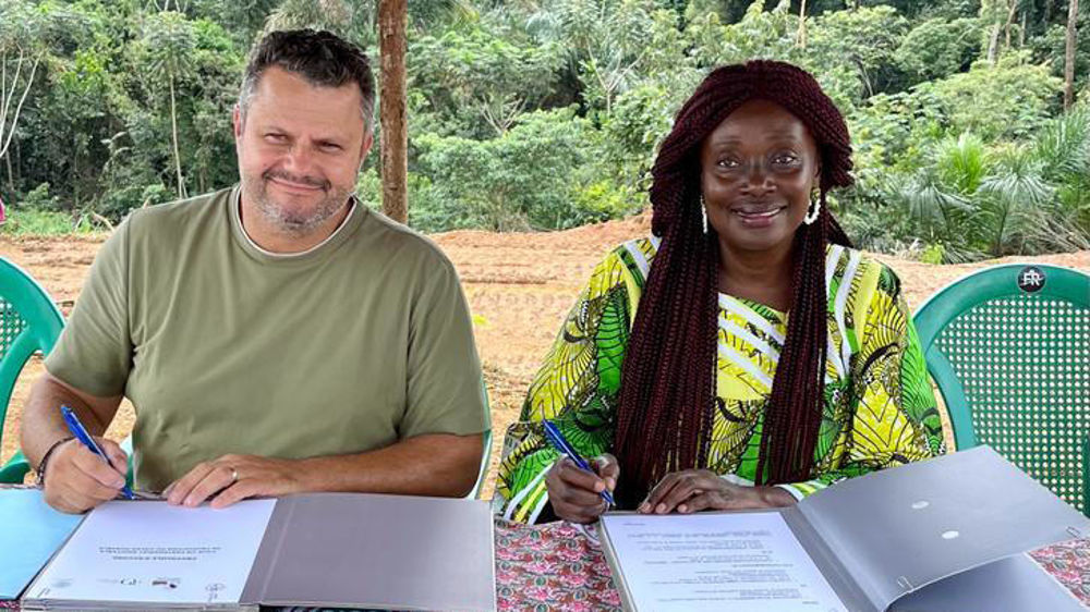 Le chocolatier français Vincent Guerlais et Agnès Malmedy, présidente de la coopérative camerounaise Femme Rurale du Littoral.