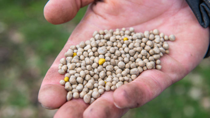 Dynamon contient des granulés jaunes qui permettent de le reconnaître parmi les autres produits du marché.