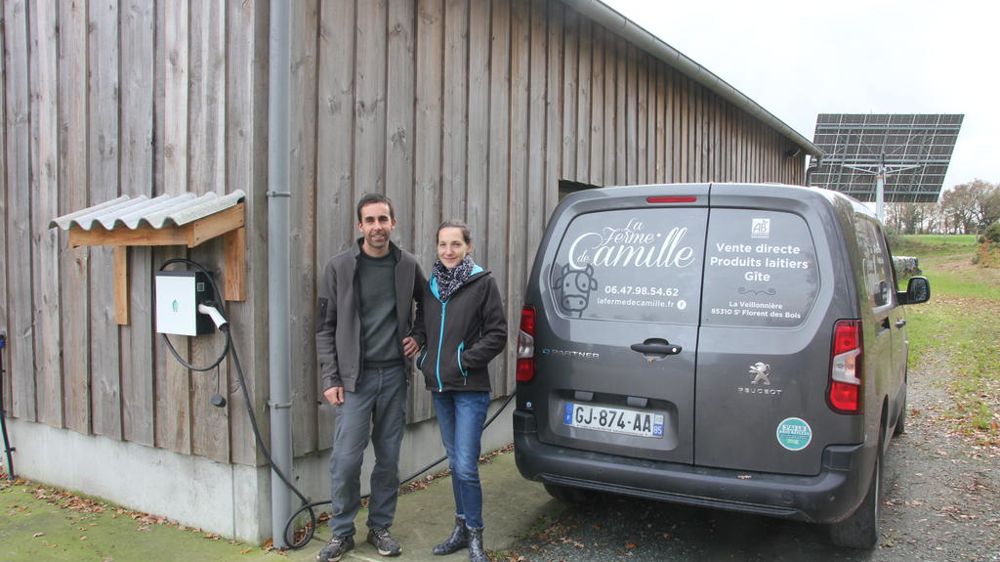 Chez Camille et Véronique Martineau, l’électricité fournie par le tracker est bien valorisée sur la ferme.