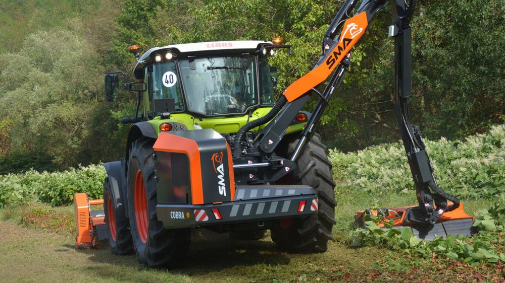 Les épareuses Cobra sont disponibles en deux configurations : bras avancé ou bras de déport.