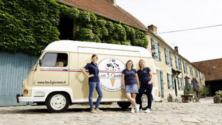 Pauline Benoist (à gauche), Emmanuelle Antoine (à droite), Alexandra Méheut (au centre) vendent à la ferme des pots de 100 ml, des bacs de 500 ml (de 6,30 € à 7,50 €) et de 1 litre. Pour les fêtes de fin d'année et pour Pâques, d'autres produits sont proposés : bûches glacées, vacherins, croustillants, tartes meringuées… Pauline Benoist (à gauche), Emmanuelle Antoine (à droite), Alexandra Méheut (au centre) vendent à la ferme des pots de 100 ml, des bacs de 500 ml (de 6,30 € à 7,50 €) et de 1 litre. Pour les fêtes de fin d'année et pour Pâques, d'autres produits sont proposés : bûches glacées, vacherins, croustillants, tartes meringuées…