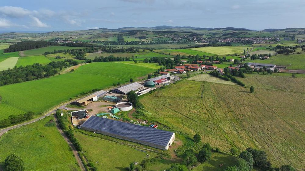 Loire Haute-Loire Énergie proposera aux adhérents d'Eurea et de Sicarev l’installation de panneaux sur les toits de bâtiments préexistants ou la construction de nouvelles installations avec panneaux intégrés.