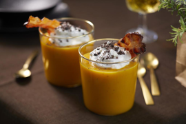 Recette de cappuccino de potimarron avec sa chantilly de roquefort et ses chips au lard. Recette de cappuccino de potimarron avec sa chantilly de roquefort et ses chips au lard.