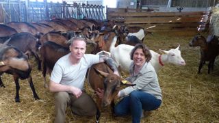 Véronique et Sébastien Barbier élèvent 70 chèvres au Plessier-sur-Bulles dans l’Oise. Pour le bien-être de leurs animaux, ils ont fortement remanié la chèvrerie acquise en 2015. Véronique et Sébastien Barbier élèvent 70 chèvres au Plessier-sur-Bulles dans l’Oise. Pour le bien-être de leurs animaux, ils ont fortement remanié la chèvrerie acquise en 2015.